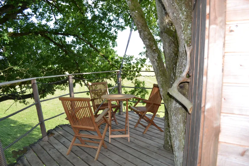 Cabane perchée pour 3 personnes au bord d'un étang de 2ha pour pêche et détente