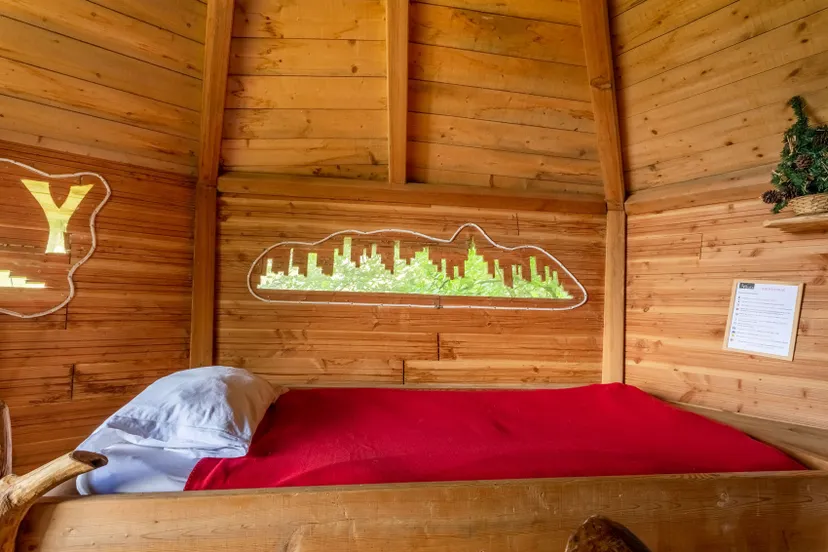 Cabane perchée pour 3 personnes au bord d'un étang de 2ha pour pêche et détente