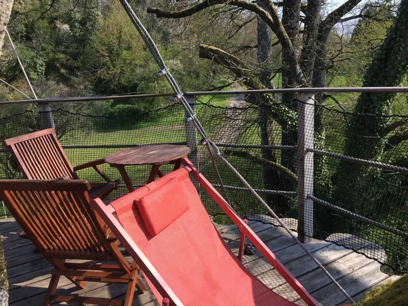 Cabane perchée pour 3 personnes au bord d'un étang de 2ha pour pêche et détente