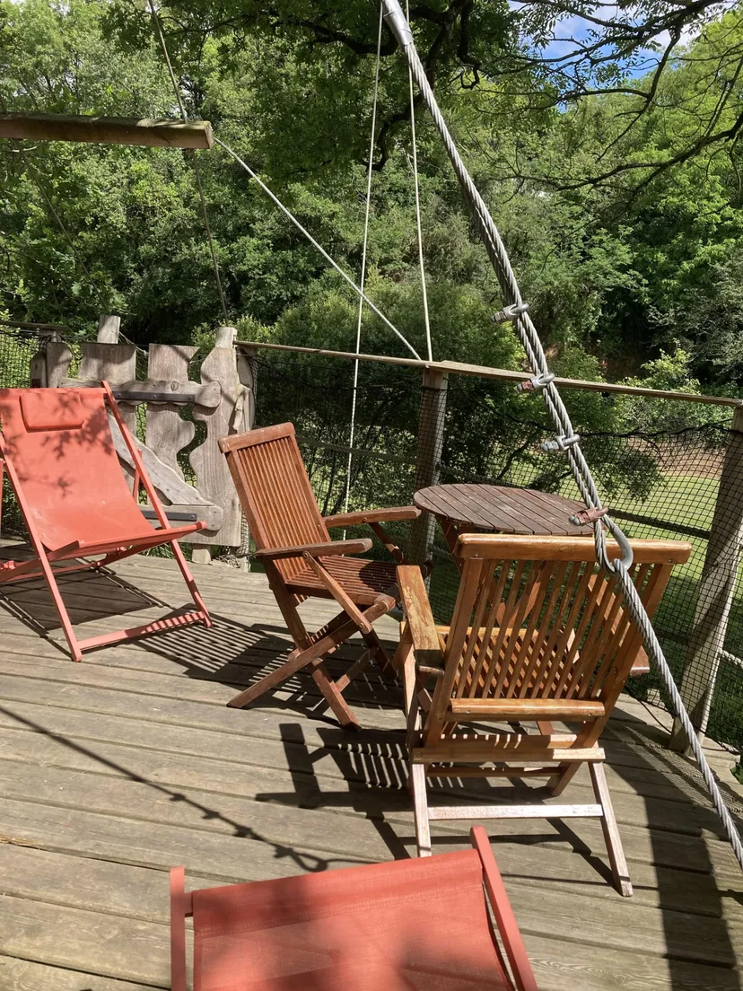 Cabane perchée pour 3 personnes au bord d'un étang de 2ha pour pêche et détente