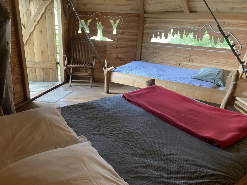 Cabane perchée pour 3 personnes au bord d'un étang de 2ha pour pêche et détente