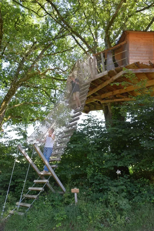 Cabane perchée pour 3 personnes au bord d'un étang de 2ha pour pêche et détente