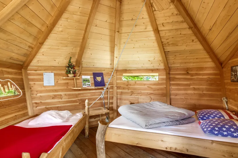Cabane perchée pour 3 personnes au bord d'un étang de 2ha pour pêche et détente