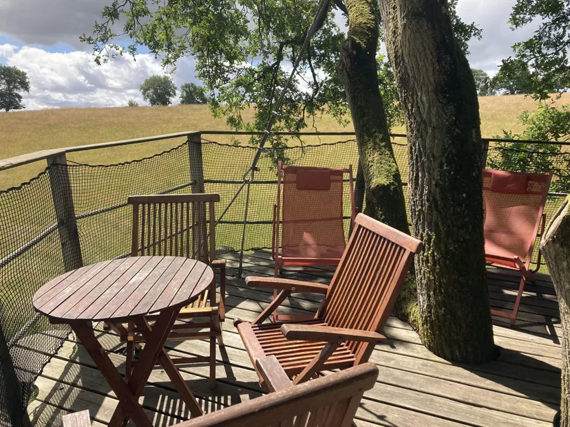Cabane perchée pour 3 personnes au bord d'un étang de 2ha pour pêche et détente
