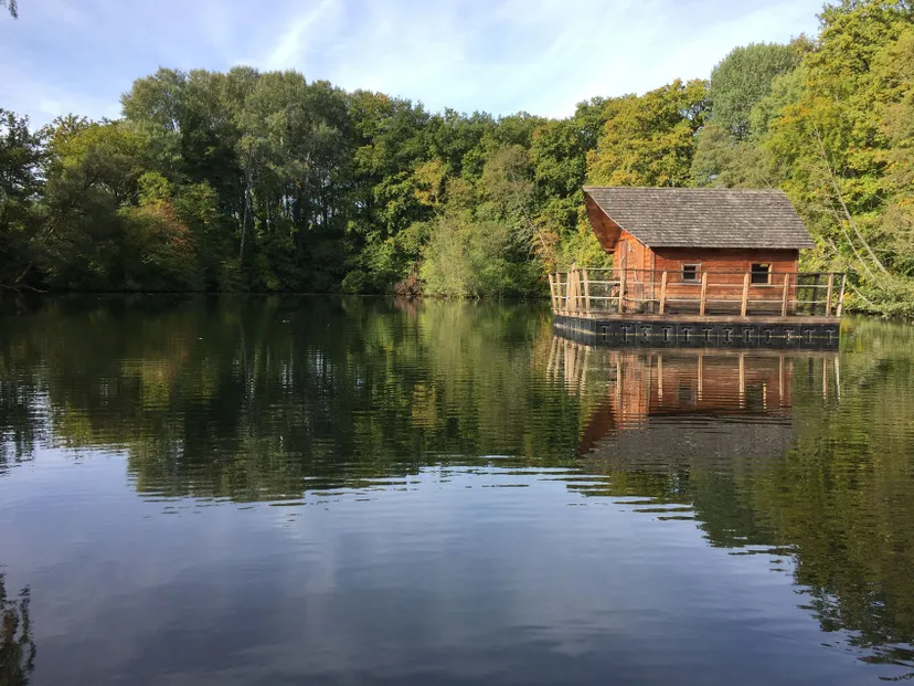 Cabane flottante sur étang de 2 ha en Mayenne – Jusqu’à 3 personnes