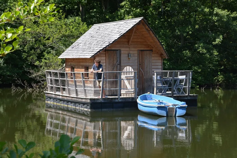 Cabane flottante sur étang de 2 ha en Mayenne – Jusqu’à 3 personnes