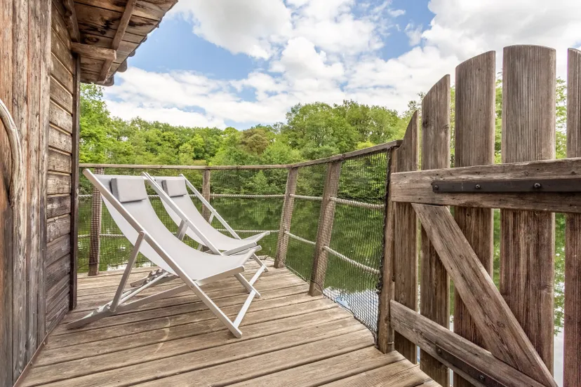 Cabane flottante sur étang de 2 ha en Mayenne – Jusqu’à 3 personnes