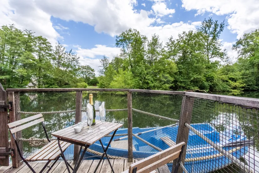 Cabane flottante sur étang de 2 ha en Mayenne – Jusqu’à 3 personnes