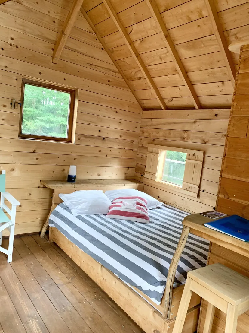 Cabane flottante sur étang de 2 ha en Mayenne – Jusqu’à 3 personnes
