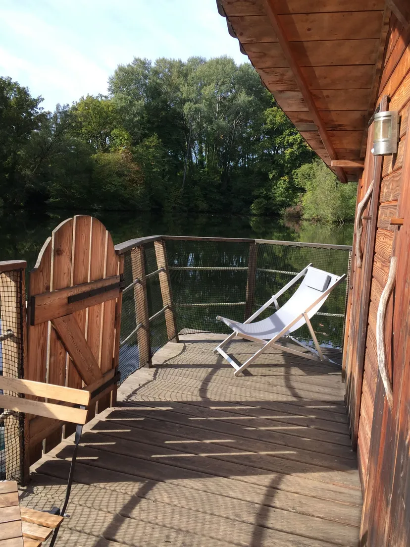 Cabane flottante sur étang de 2 ha en Mayenne – Jusqu’à 3 personnes