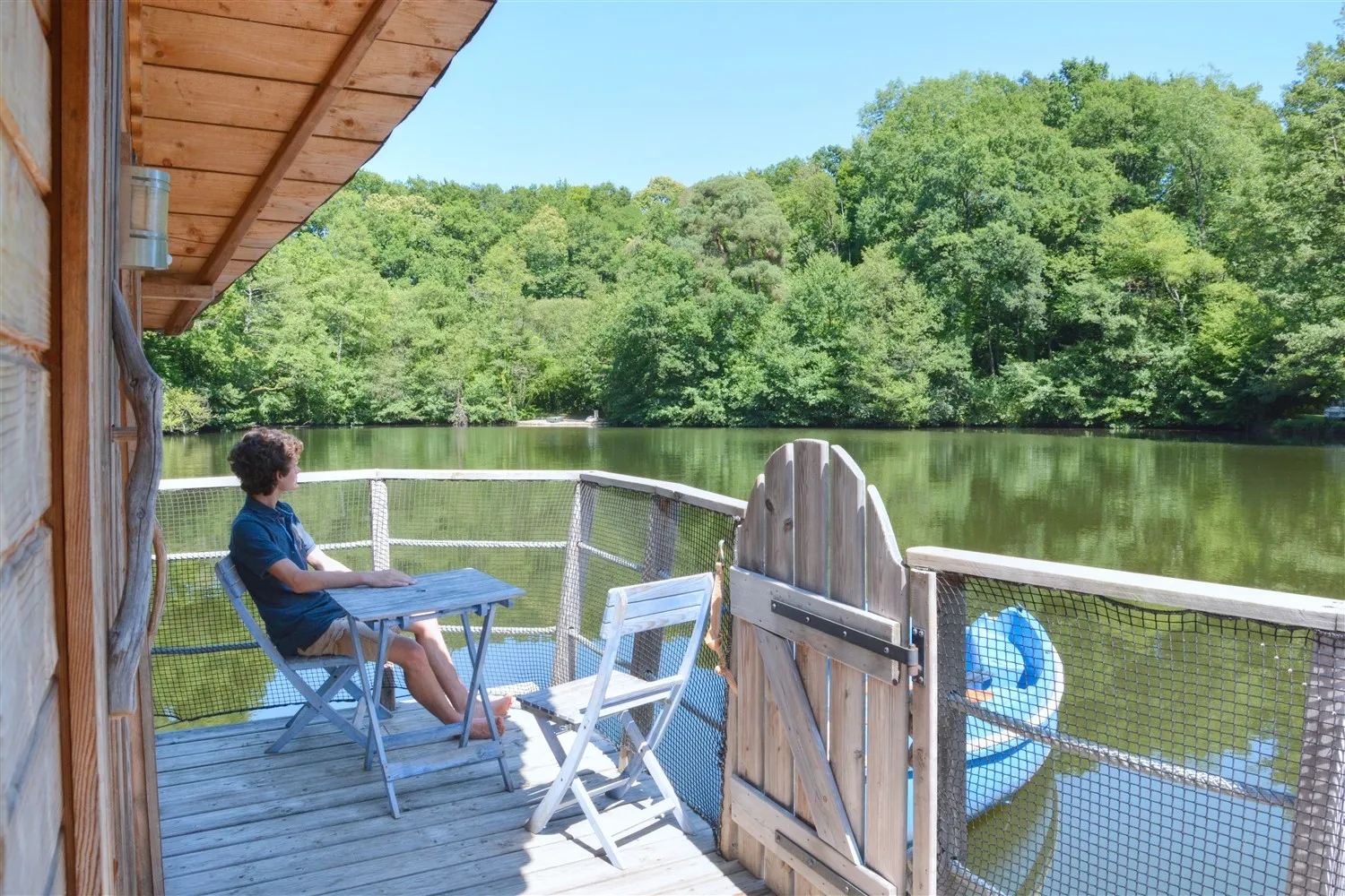 Cabane flottante sur étang de 2 ha en Mayenne – Jusqu’à 3 personnes