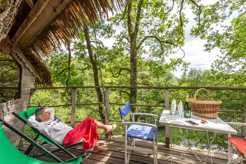 Cabane perchée à 15 m pour 3 personnes – Vue sur plan d’eau de 2ha – Mayenne