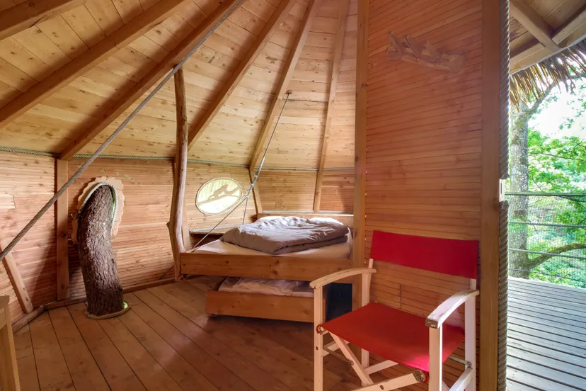 Cabane perchée à 15 m pour 3 personnes – Vue sur plan d’eau de 2ha – Mayenne