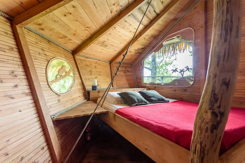 Cabane perchée à 15 m pour 3 personnes – Vue sur plan d’eau de 2ha – Mayenne