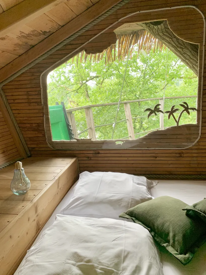 Cabane perchée à 15 m pour 3 personnes – Vue sur plan d’eau de 2ha – Mayenne