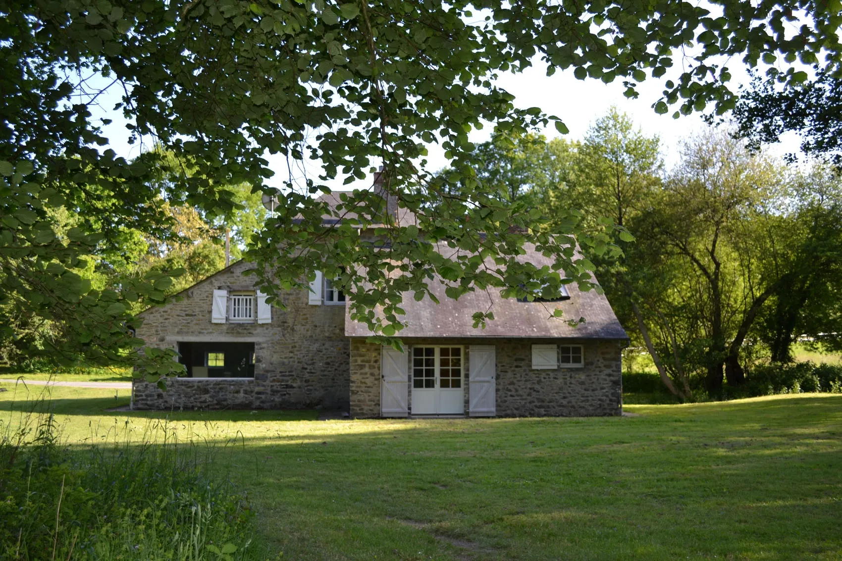 Escapade en famille en Mayenne – Gîte avec vue sur étang et pêche – 6 personnes