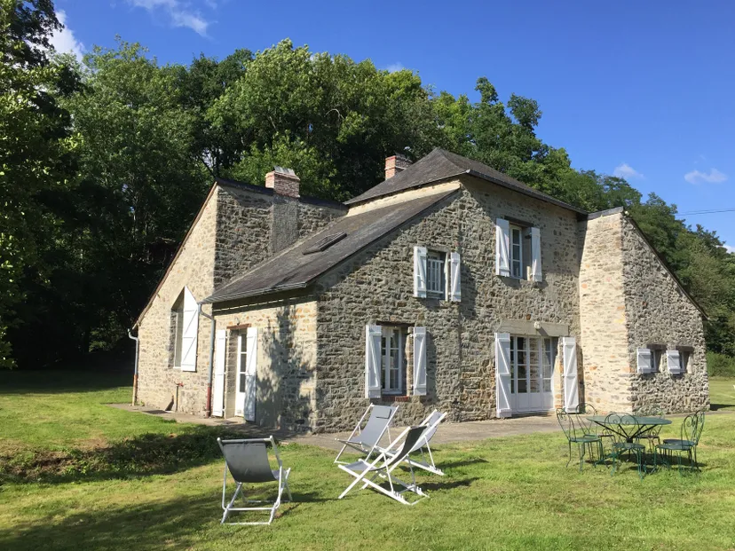 Escapade en famille en Mayenne – Gîte avec vue sur étang et pêche – 6 personnes