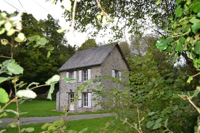 Gîte en Mayenne au bord de l’étang – Pêche et détente – 4 personnes
