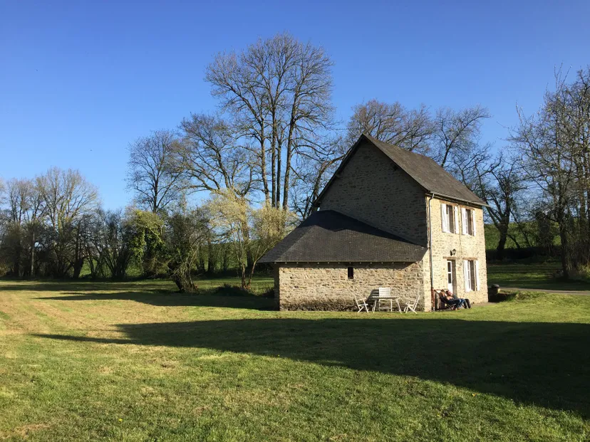 Gîte en Mayenne au bord de l’étang – Pêche et détente – 4 personnes