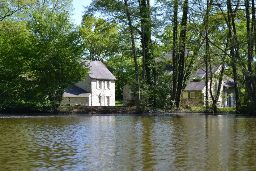 Gîte en Mayenne au bord de l’étang – Pêche et détente – 4 personnes
