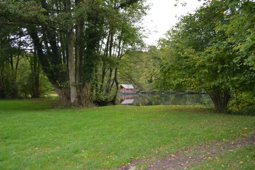 Gîte en Mayenne au bord de l’étang – Pêche et détente – 4 personnes