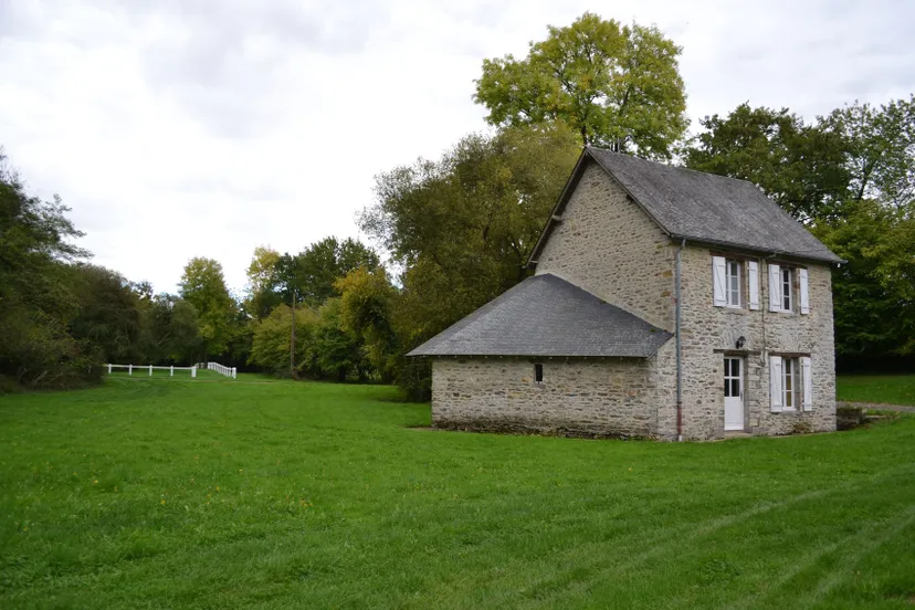 Gîte en Mayenne au bord de l’étang – Pêche et détente – 4 personnes