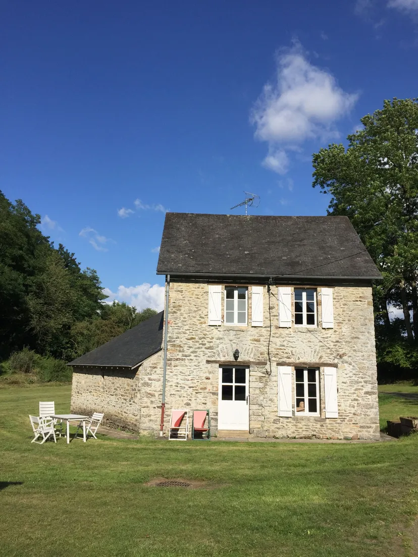 Gîte en Mayenne au bord de l’étang – Pêche et détente – 4 personnes