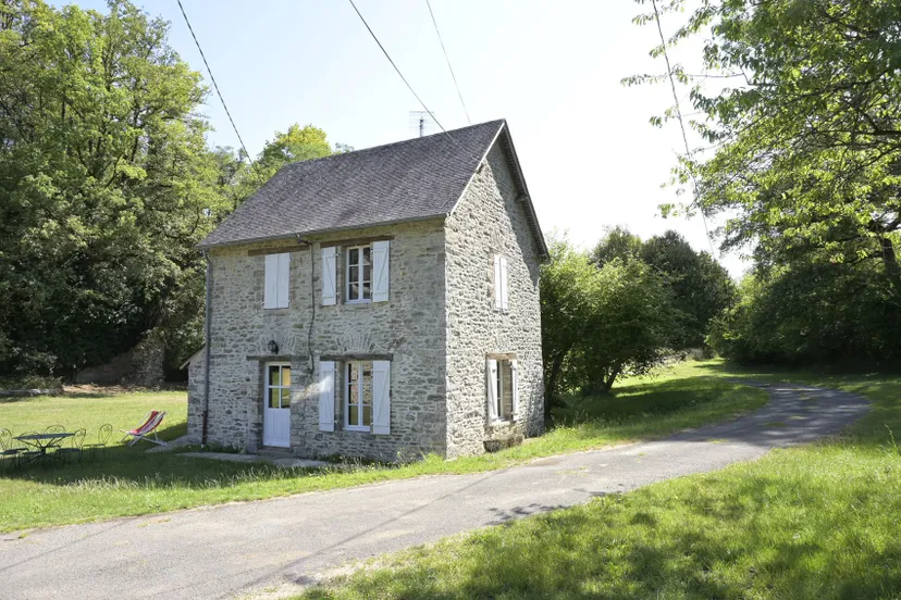Gîte en Mayenne au bord de l’étang – Pêche et détente – 4 personnes