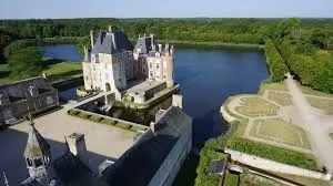 Maison familiale dans le Loiret – 10 personnes – au sein d’un domaine avec étang privé de 6 ha