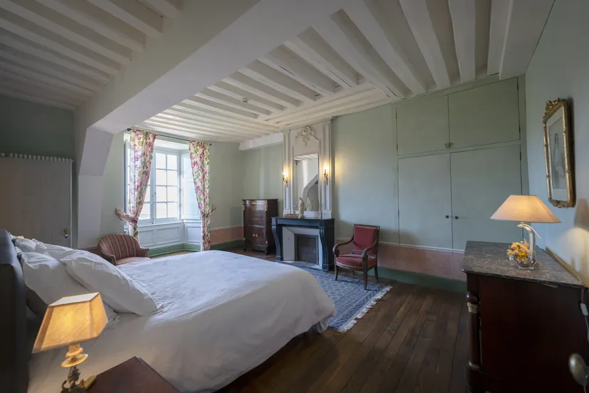 Suite dans un chateau pour 4 personnes – Vue sur lac privé de 6ha