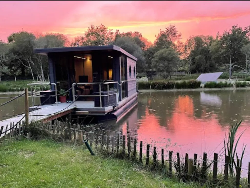 Ecolodge sur étang – Pêche no kill et immersion nature en Morbihan