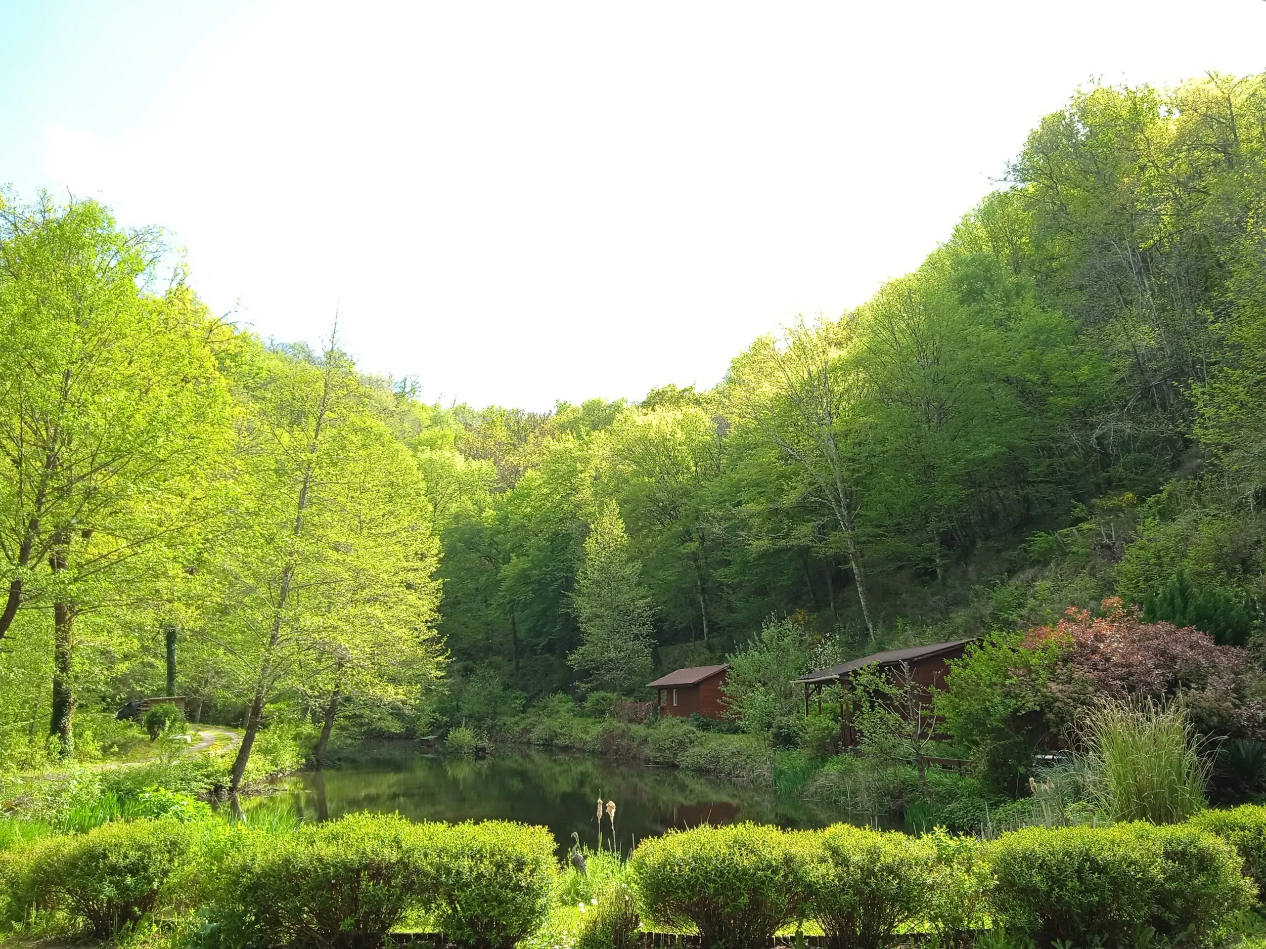 Gîte au bord d’un étang et rivière pour l’été