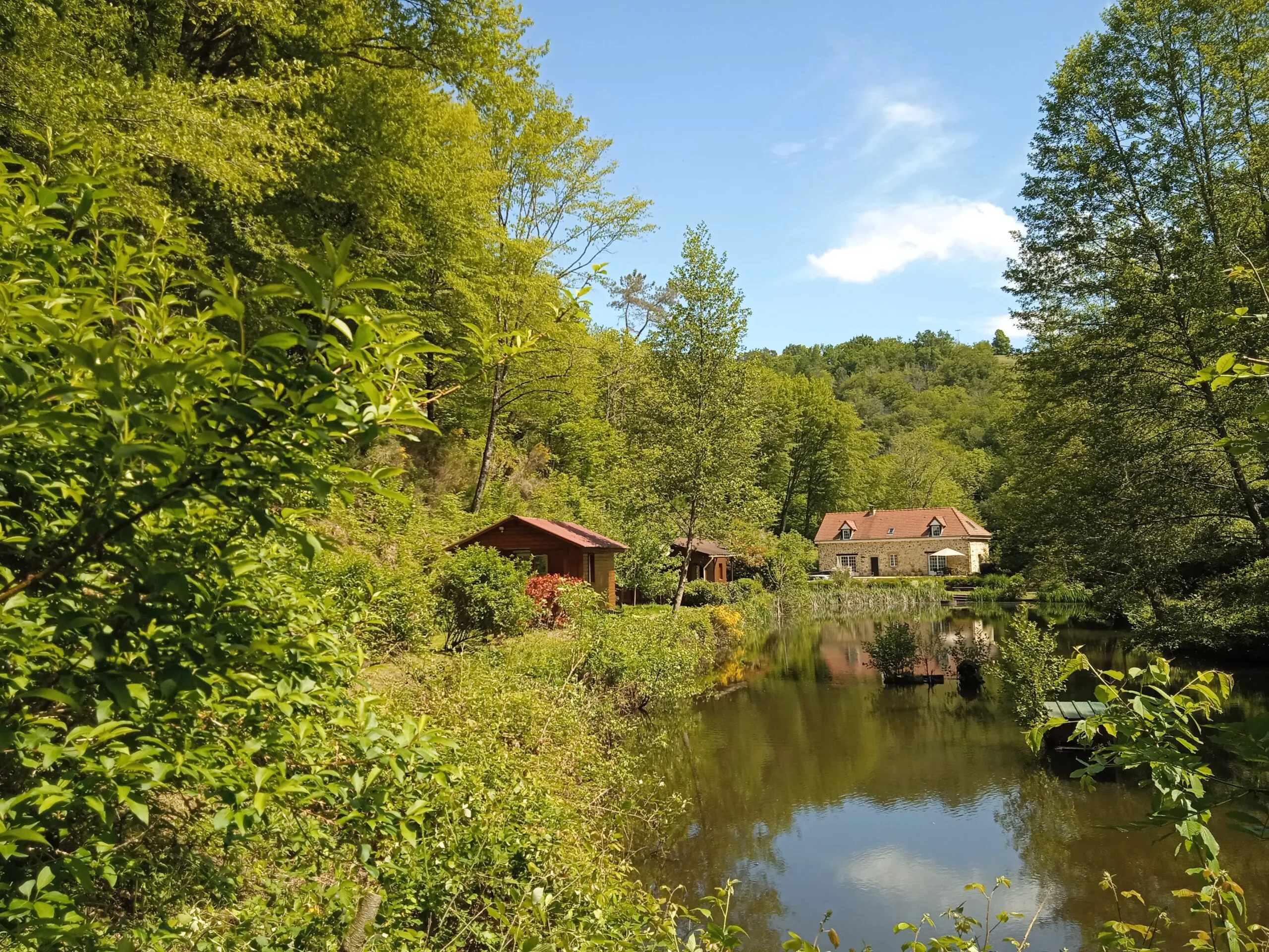 Gîte au bord d’un étang et rivière pour l’été