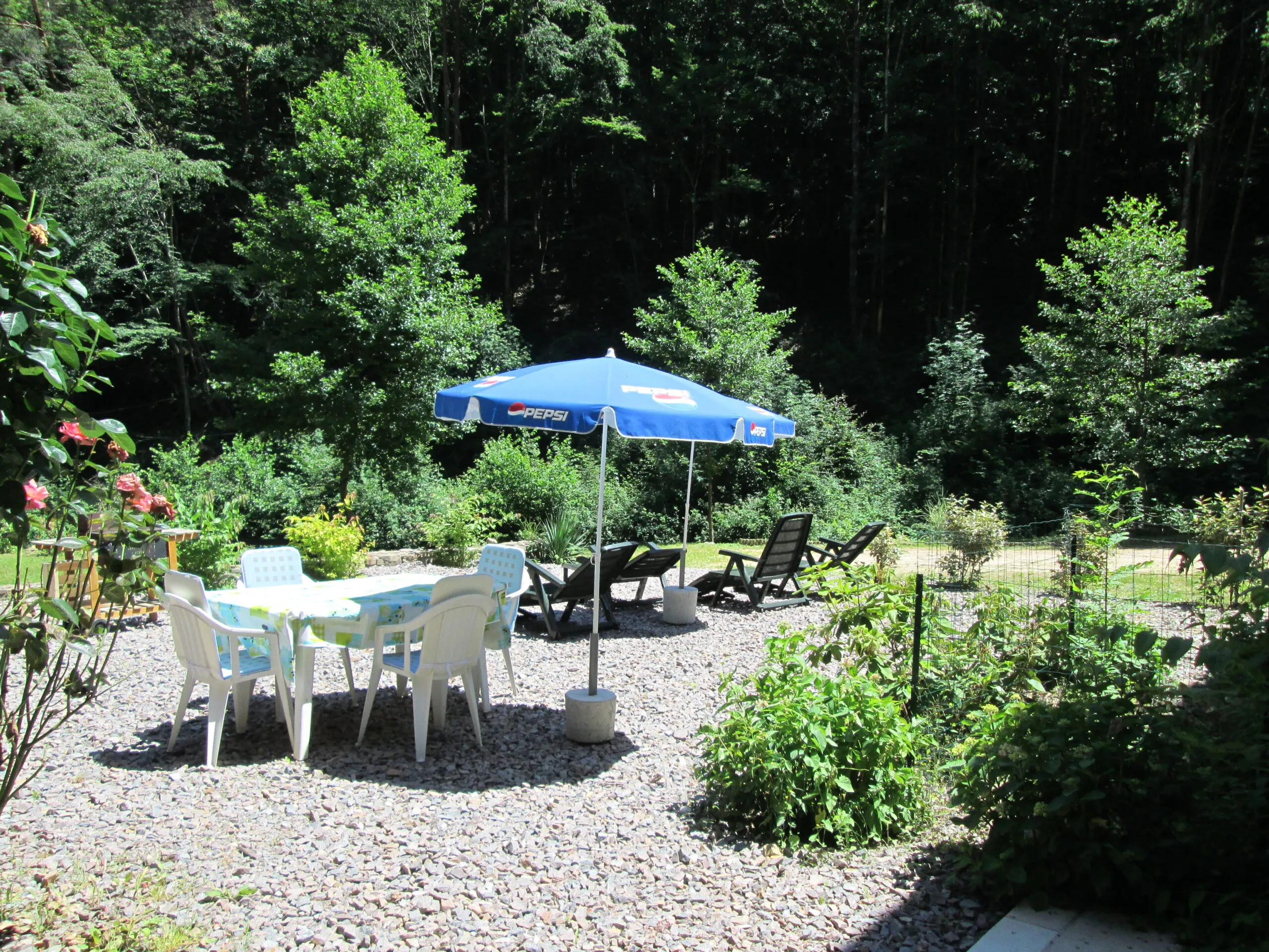 Gîte au bord d’un étang et rivière pour l’été