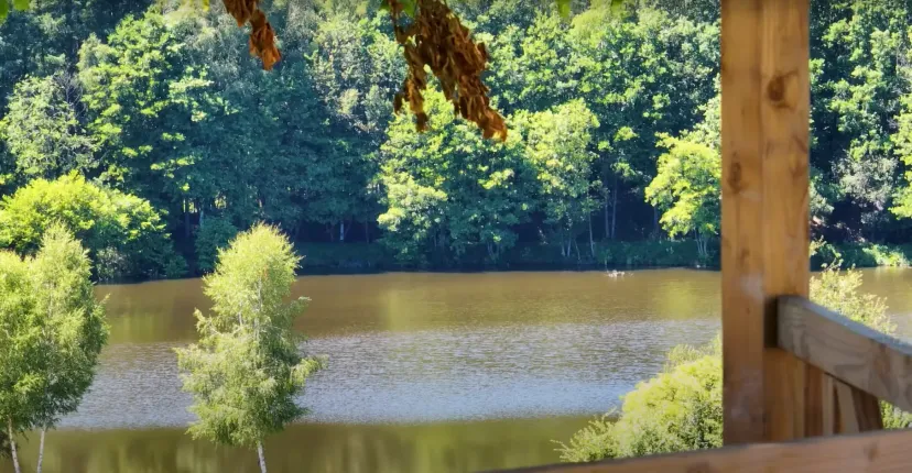 Séjour pêche en duo avec un poste de pêche à 180° – Étang privé de 5 hectares en Corrèze