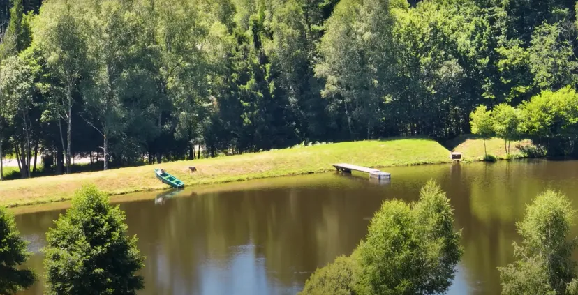 Séjour pêche en duo avec un poste de pêche à 180° – Étang privé de 5 hectares en Corrèze