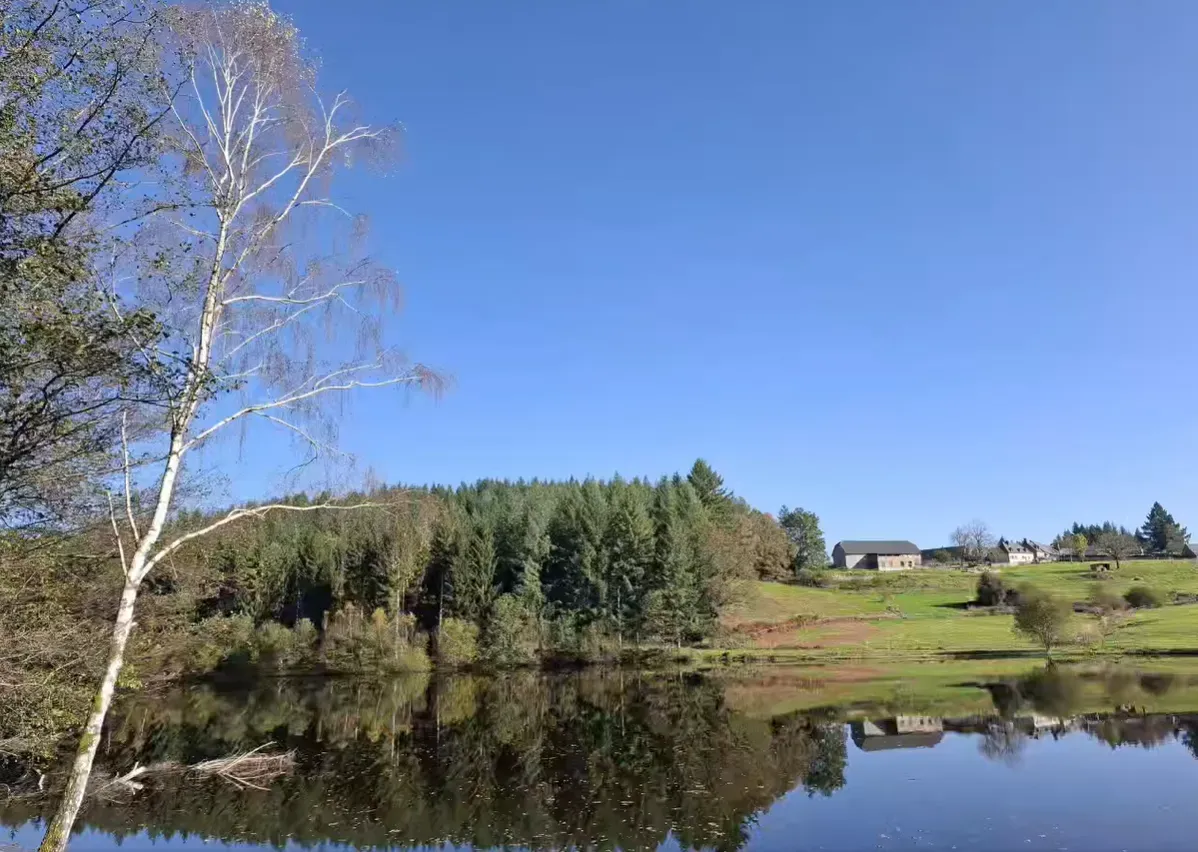 Séjour pêche en duo avec un poste de pêche à 180° – Étang privé de 5 hectares en Corrèze