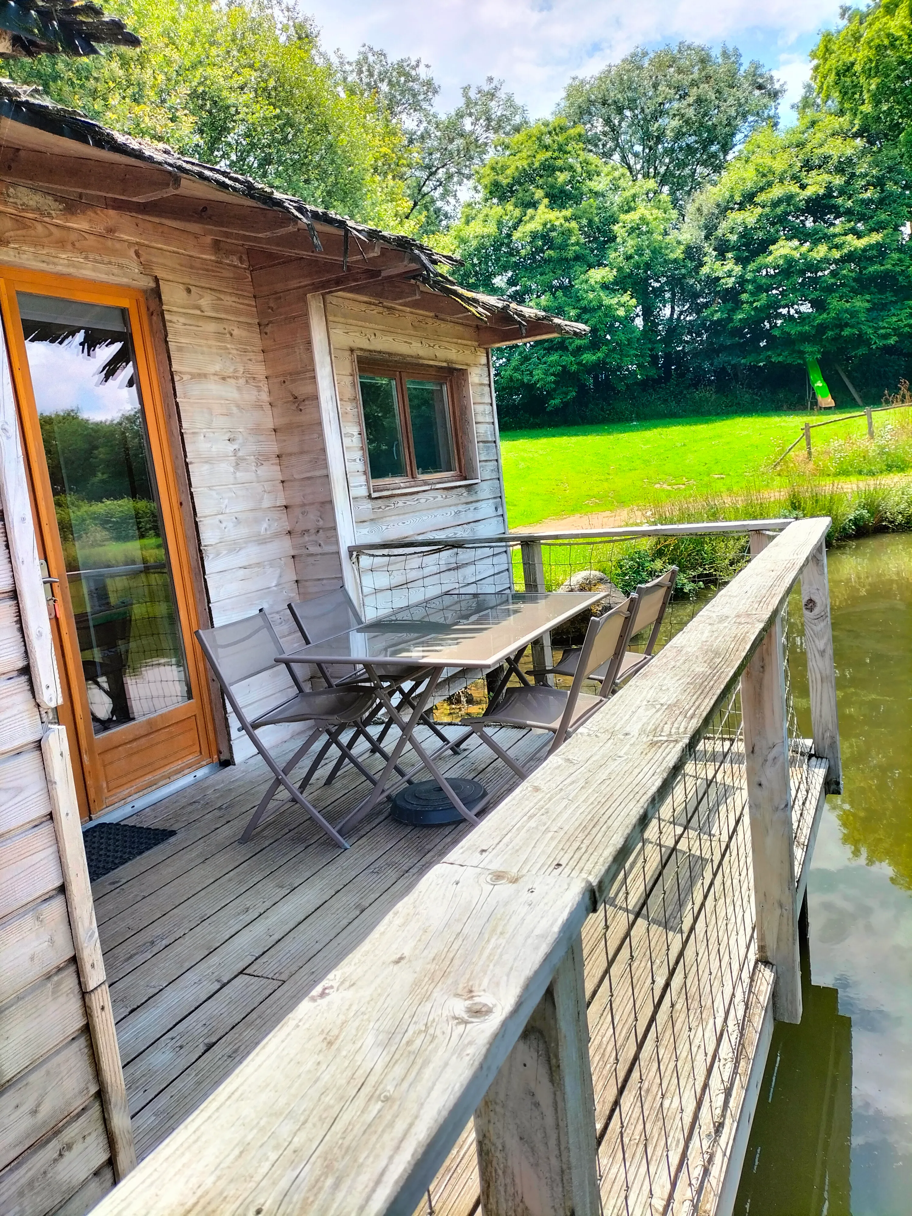 Cabane sur pilotis avec étang privé – Pêche et détente à coté du Puy du Fou