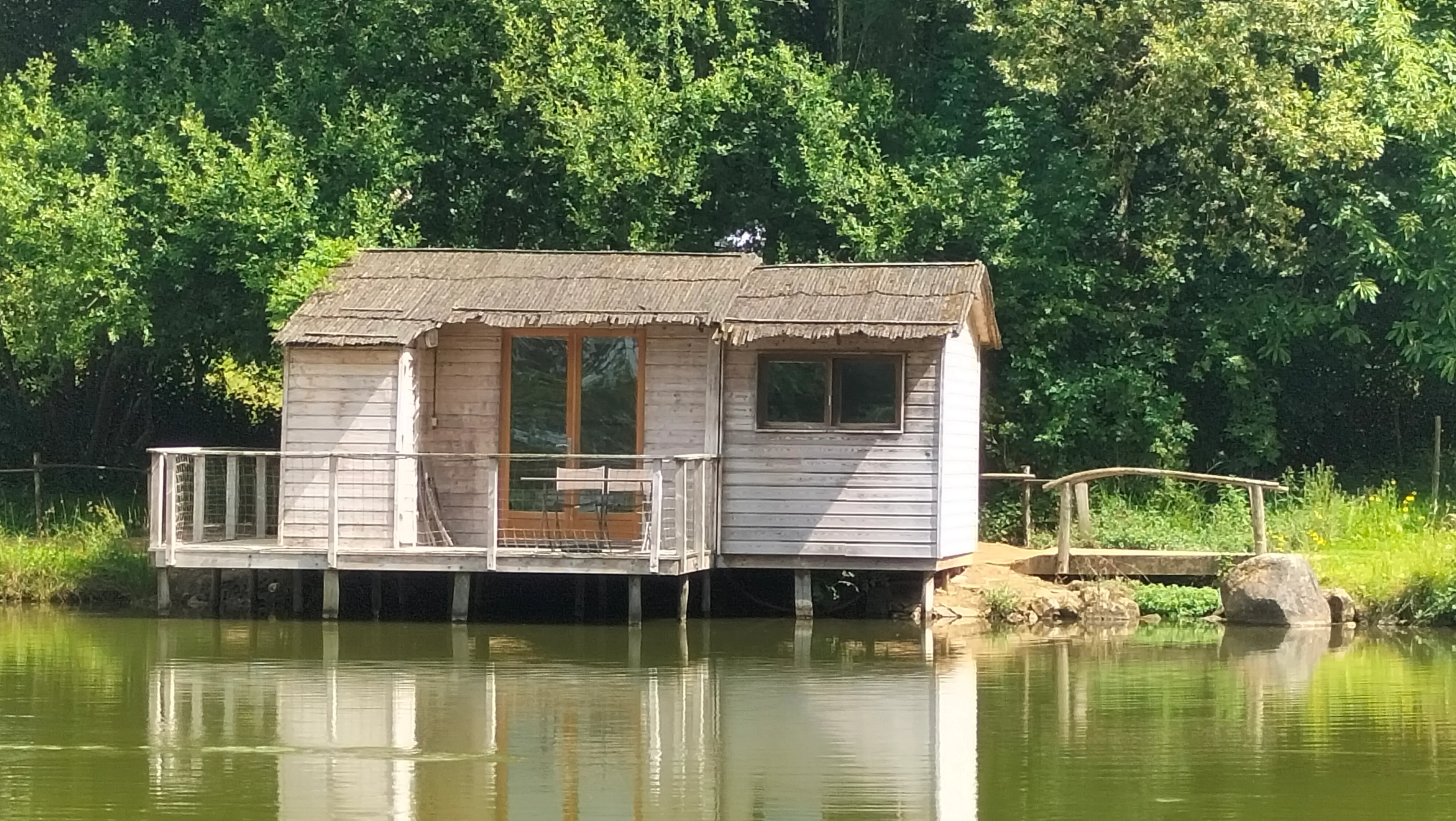 Cabane sur pilotis avec étang privé – Pêche et détente à coté du Puy du Fou