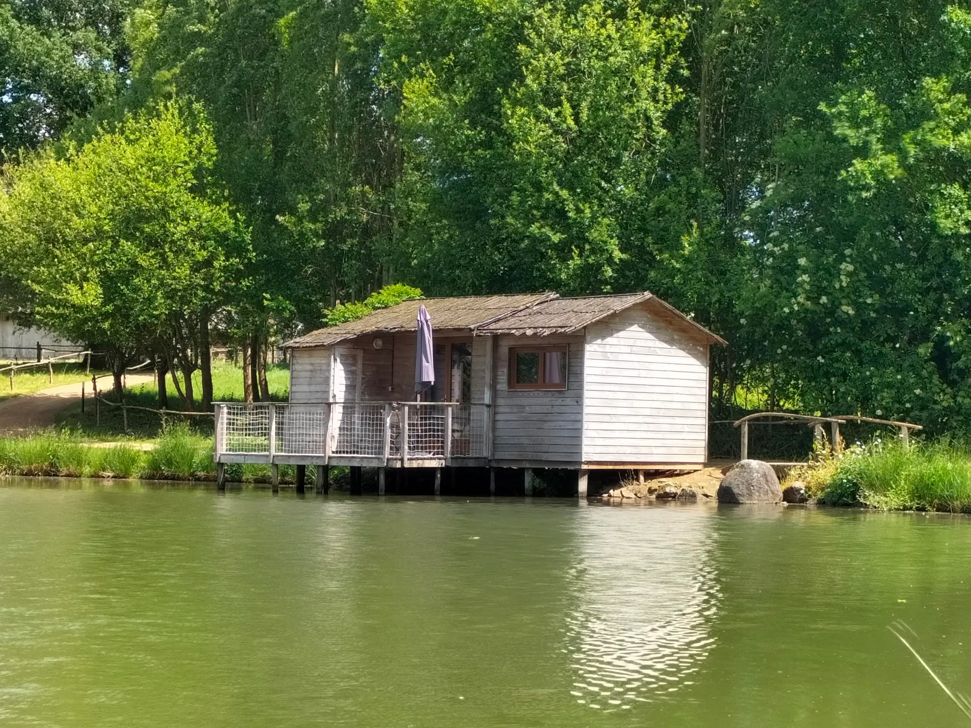 Cabane sur pilotis avec étang privé – Pêche et détente à coté du Puy du Fou