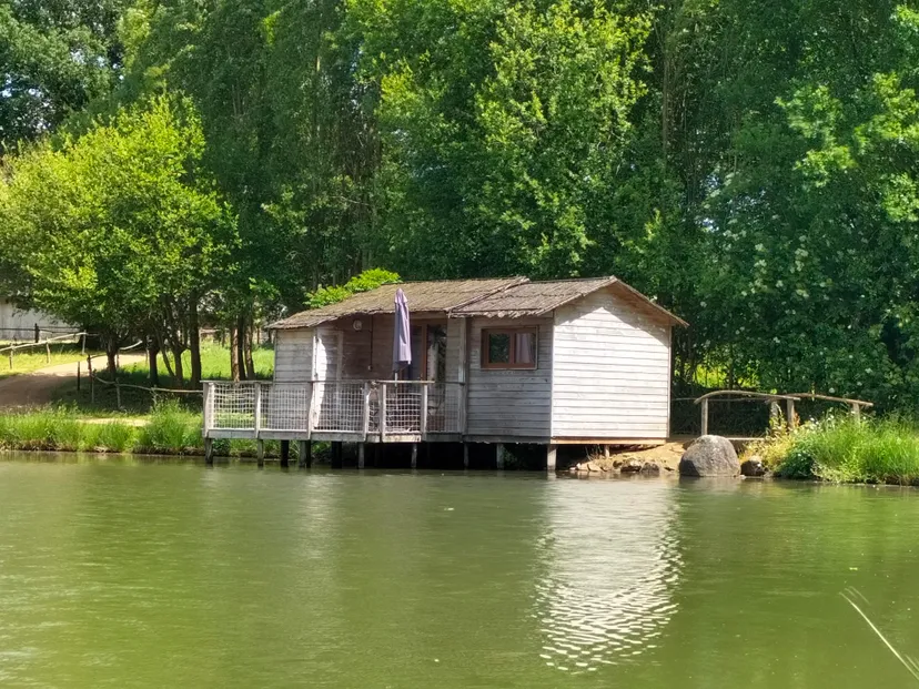 Cabane sur pilotis avec étang privé – Pêche et détente à coté du Puy du Fou