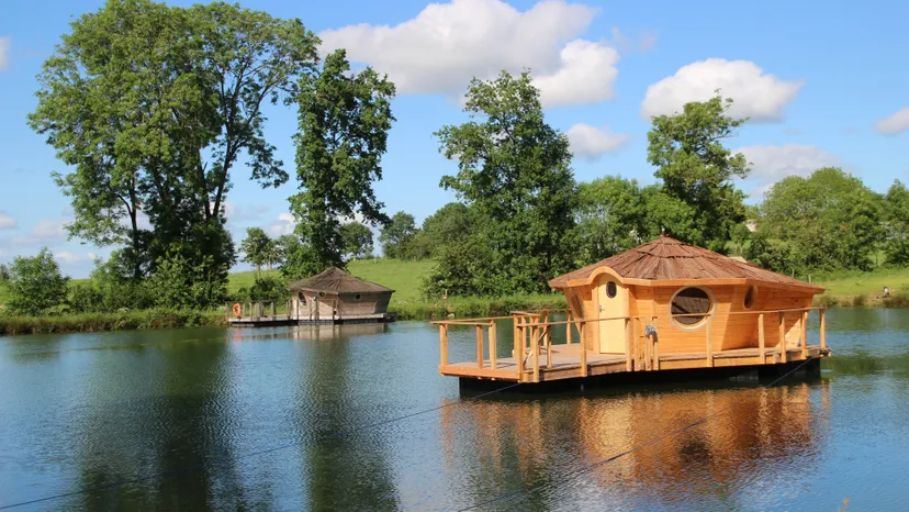 Cabane flottante sur étang de pêche – de 2 à 5 pers -- En Vendée