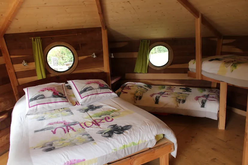 Cabane flottante sur étang de pêche – de 2 à 5 pers -- En Vendée