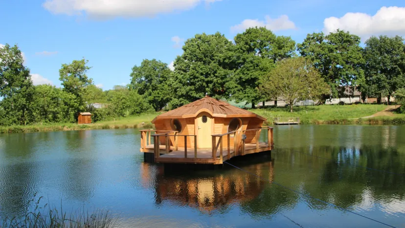 Cabane flottante sur étang de pêche – de 2 à 5 pers -- En Vendée