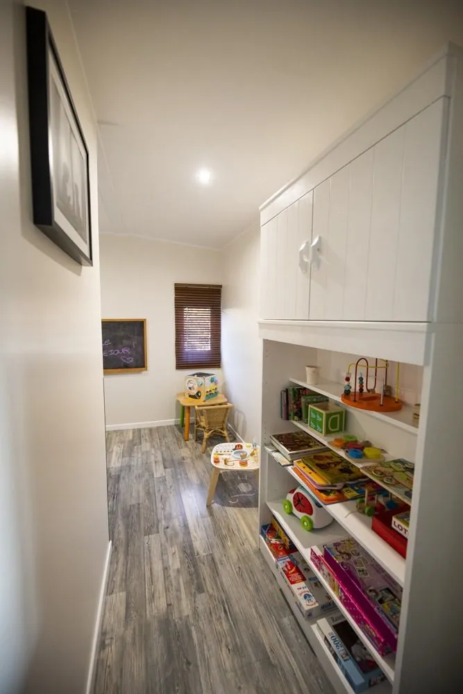 Maison rénovée en bord d’un étang dans un domaine insolite