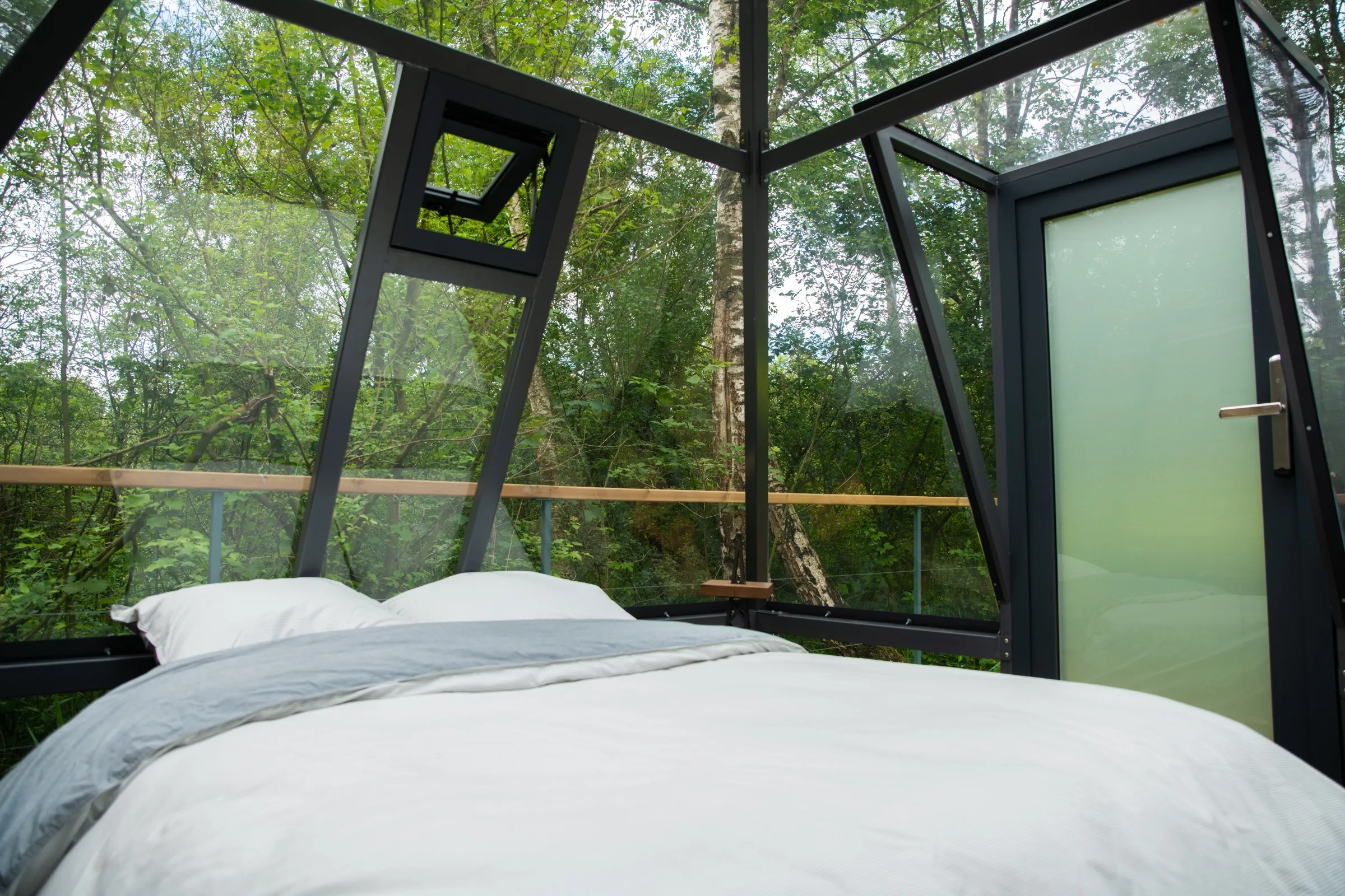 Pyramide transparente sous les étoiles