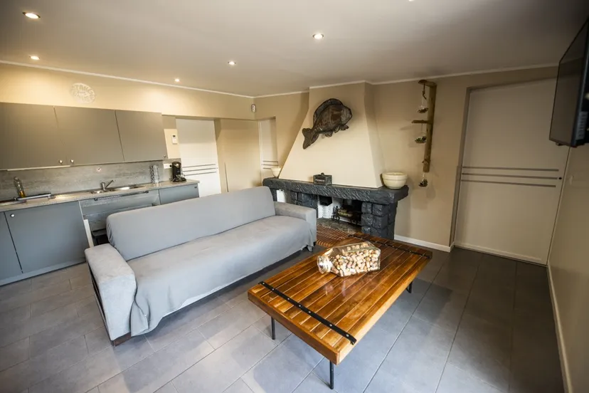 Maison rénovée en bord d’un étang dans un domaine insolite