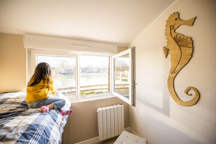 Maison rénovée en bord d’un étang dans un domaine insolite