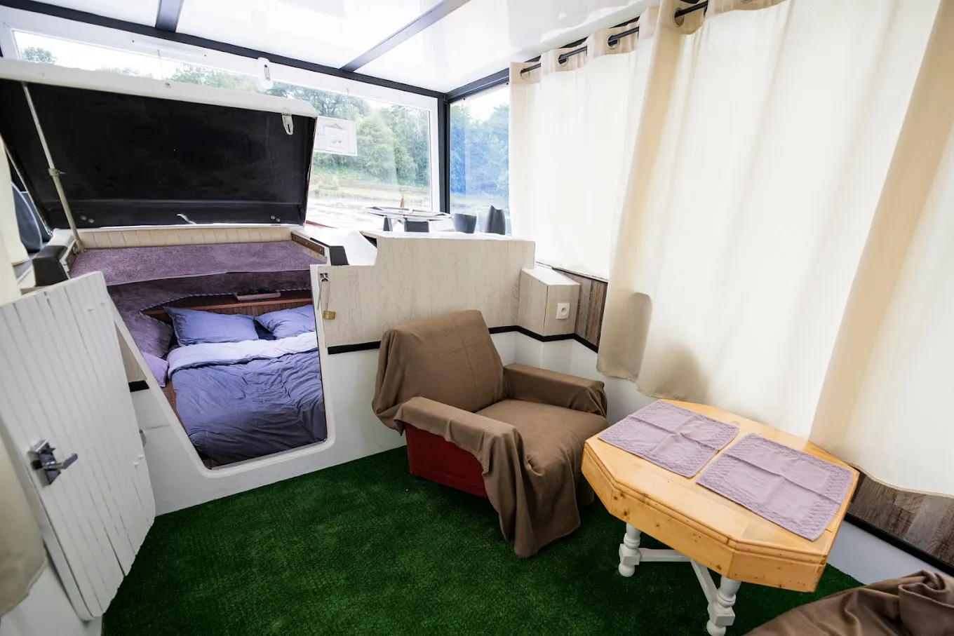 Une escapade insolite à bord d’un bateau au cœur de la nature