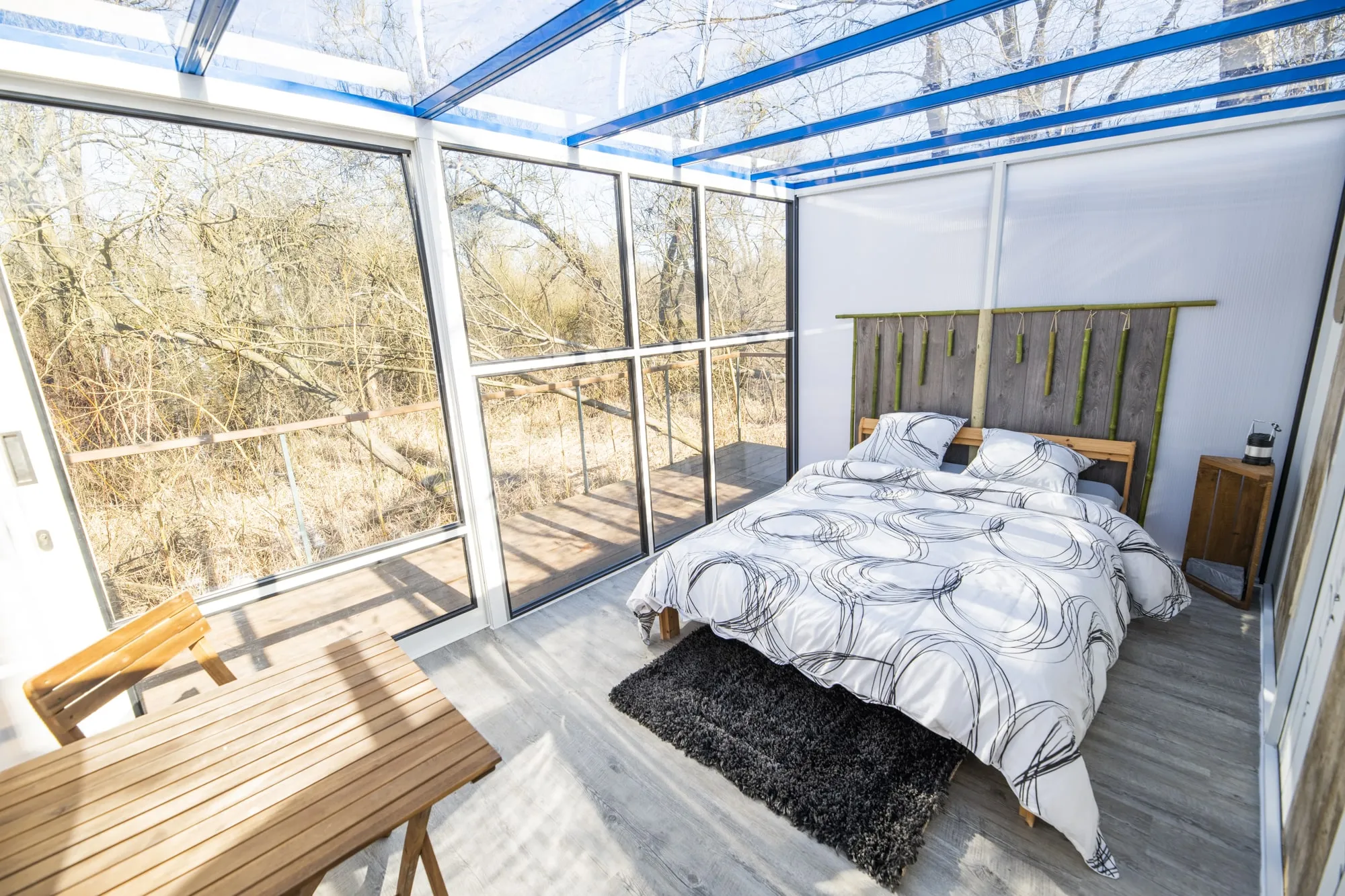 Cube transparent au cœur du sous-bois